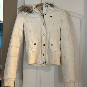Hollister Women's White Puffer Jacket with Faux Fur Hood